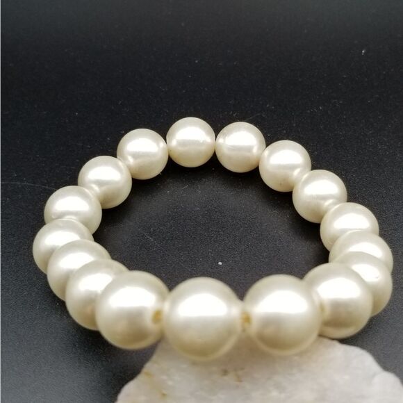 VINTAGE!Ā Luminous Pearl Stretch Bracelet Feminineāand Flirty Jewelry. B538 - Picture 2 of 2